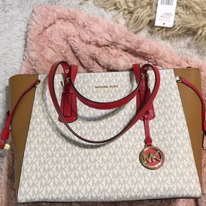 New with tags Michael Kors Voyager tote Large